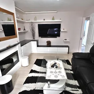 https://immaculate-2-bed-apartment-in-isleworth.brighton-hotels-england.com
